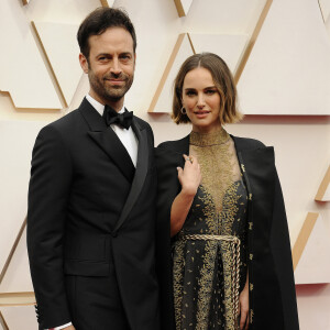 Natalie Portman (cape et robe Dior Haute Couture) et son mari Benjamin Millepied à la 92ème cérémonie des Oscars 2020 à Los Angeles, le 9 février 2020.