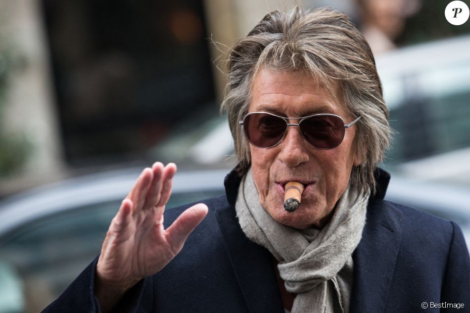 Jacques Dutronc, qui sera ce soir à Bercy pour le concert "Les Vieilles Canailles", à la sortie de l'hôtel de Sers à Paris le 5 novembre 2014