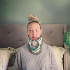 Katherine Heigl montre le résultat de son opération au cou.