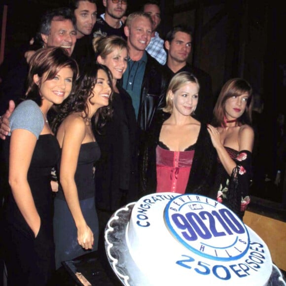 Tiffani Amber Thiessen, Vanessa Marcil, Vincent Young, Ian Ziering, Jennie Garth, Tori Spelling, Daniel Cosgrove célèbre le 250e épisode de "Beverly Hills 90210".