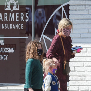 Exclusif - Tori Spelling emmène ses cinq enfants chez le coiffeur à Los Angeles, le 10 février 2021.