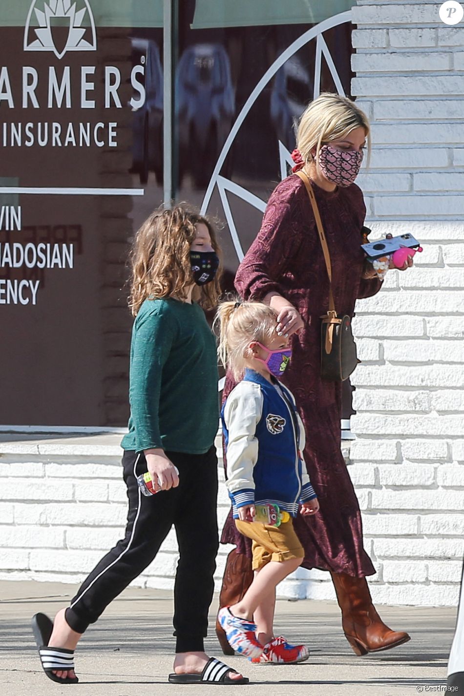 Exclusif - Tori Spelling emmène ses cinq enfants chez le coiffeur à Los Angeles, le 10 février 2021.