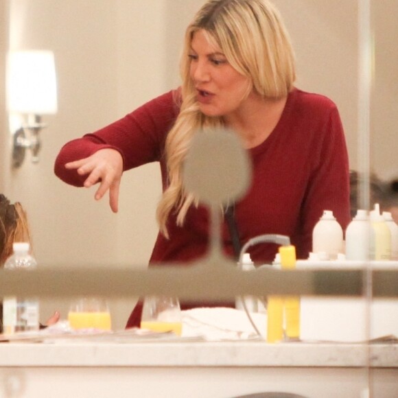 Exclusif - Tori Spelling fait du shopping avec ses enfants au centre commercial "The Commons" à Calabasas, le 28 janvier 2020.