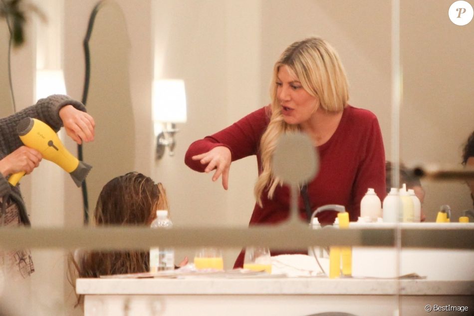 Exclusif - Tori Spelling fait du shopping avec ses enfants au centre commercial "The Commons" à Calabasas, le 28 janvier 2020.