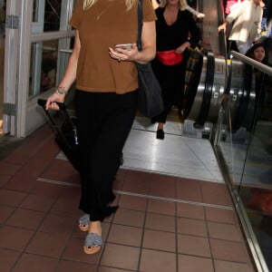 Exclusif - Jennie Garth et Tori Spelling arrivent à l'aéroport LAX, pour assister à la première du reboot de "Beverly Hills 90210" à Los Angeles, le 7 août 2019.