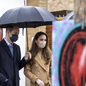 Le prince William, duc de Cambridge, et Kate Catherine Middleton, duchesse de Cambridge, en visite à l'établissement "Newham Ambulance Station" à Londres. Le 18 mars 2021