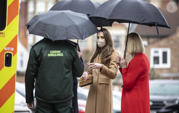 Kate Catherine Middleton, duchesse de Cambridge, en visite à l'établissement "Newham Ambulance Station" à Londres. Le 18 mars 2021