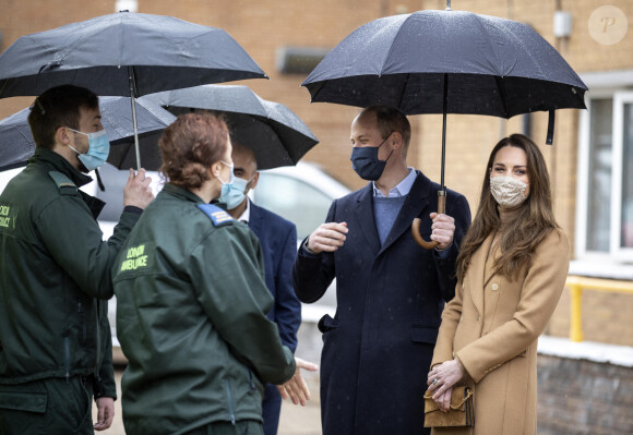 Le prince William, duc de Cambridge, et Kate Catherine Middleton, duchesse de Cambridge, en visite à l'établissement "Newham Ambulance Station" à Londres. Le 18 mars 2021
