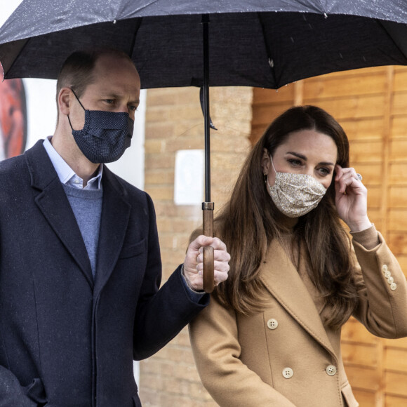Le prince William, duc de Cambridge, et Kate Catherine Middleton, duchesse de Cambridge, en visite à l'établissement "Newham Ambulance Station" à Londres.