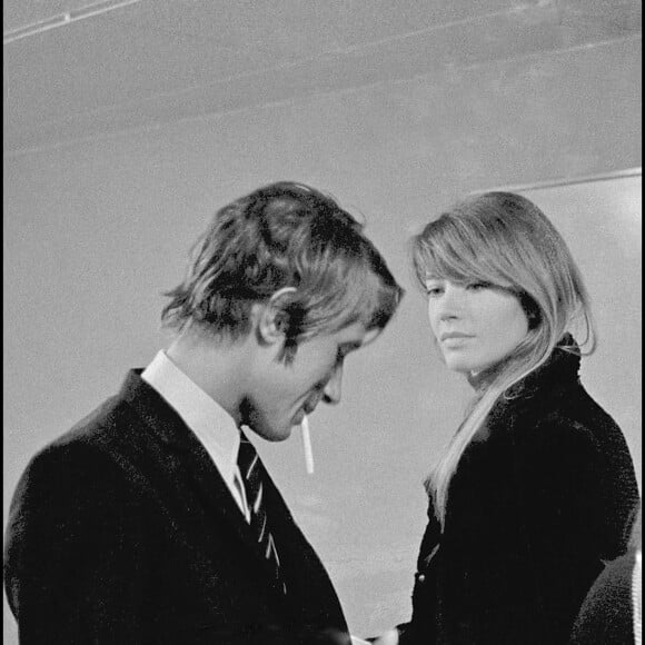 Archives - Françoise Hardy et Jacques Dutronc dans les coulisses d'un enregistrement d'une émission. Paris. 1967.