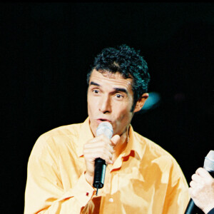 Archives - Julien Clerc fête ses 50 ans sur la scène du Palais des Congrés, en dui avec Françoise Hardy. Paris. 1997.