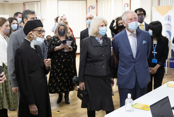 Le prince Charles, prince de Galles, et Camilla Parker Bowles, duchesse de Cornouailles, lors de leur visite au centre éphémère de vaccination à la mosquée de Finsbury Park à Londres, Royaume Uni, le 16 mars 2021.