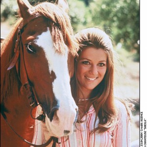 Archives - La chanteuse Sheila avec un cheval.