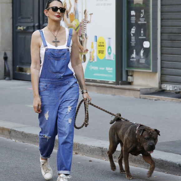 Exclusif - Sylvie Ortega Munos promène son chien dans les rues de Paris. Le 27 Juin 2018.