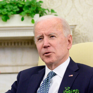 Le président des Etats-Unis Joe Biden en visio-conférence avec le premier ministre irlandais Micheál Martin dans le bureau ovale de la Maison Blanche à Washington. Le 17 mars 2021 