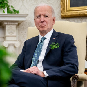 Le président des Etats-Unis Joe Biden en visio-conférence avec le premier ministre irlandais Micheál Martin dans le bureau ovale de la Maison Blanche à Washington. 