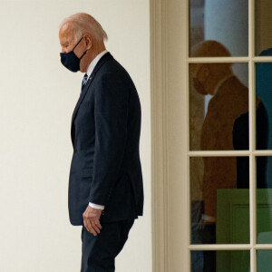 Le président des Etats-Unis Joe Biden embarque à bord de Marine One pour se rendre en Pennsylvanie le 16 mars 2021.