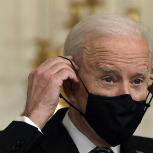 Le président Joe Biden vient d'annoncer la mise en oeuvre du plan de sauvetage américain à la Maison Blanche à Washington le 15 mars 2021. 