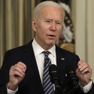 Le président Joe Biden vient d'annoncer la mise en oeuvre du plan de sauvetage américain à la Maison Blanche à Washington le 15 mars 2021. 