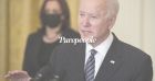 Joe Biden chute plusieurs fois, ascension difficile jusqu'à Air Force One