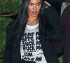 Kourtney Kardashian quitte le restaurant Nobu à Malibu, vêtu d'un drôle de t-shirt.