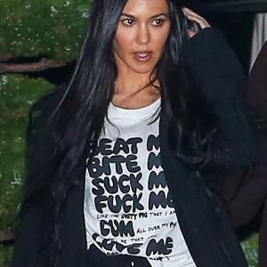 Kourtney Kardashian quitte le restaurant Nobu à Malibu, vêtu d'un drôle de t-shirt.
