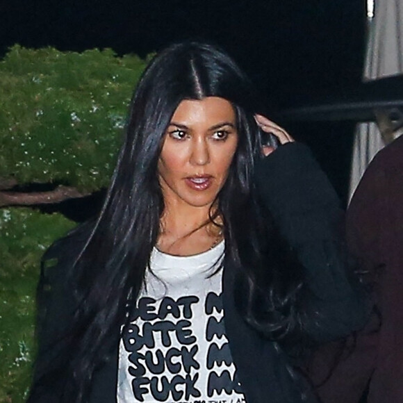 Kourtney Kardashian quitte le restaurant Nobu à Malibu, vêtu d'un drôle de t-shirt.