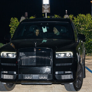 Kourtney Kardashian et son compagnon Travis Barker quittent le restaurant Nobu après un dîner romantique en amoureux. Malibu, le 19 mars 2021.