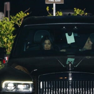 Kourtney Kardashian et son compagnon Travis Barker quittent le restaurant Nobu après un dîner romantique en amoureux. Malibu, le 19 mars 2021.