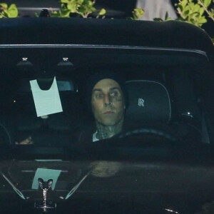 Kourtney Kardashian et son compagnon Travis Barker quittent le restaurant Nobu après un dîner romantique en amoureux. Malibu, le 19 mars 2021.