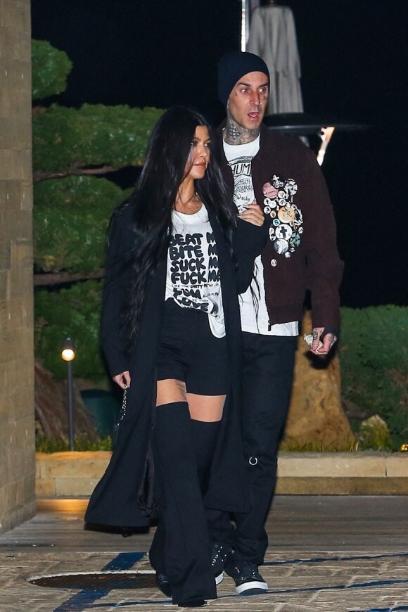 Kourtney Kardashian et son compagnon Travis Barker quittent le restaurant Nobu après un dîner romantique en amoureux.