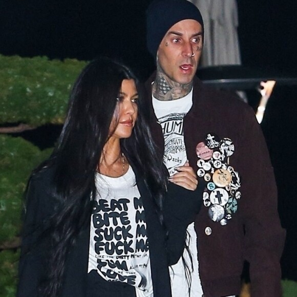 Kourtney Kardashian et son compagnon Travis Barker quittent le restaurant Nobu après un dîner romantique en amoureux.