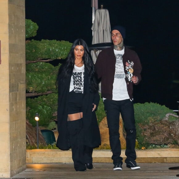 Kourtney Kardashian et son compagnon Travis Barker quittent le restaurant Nobu après un dîner romantique en amoureux. Malibu, le 19 mars 2021.