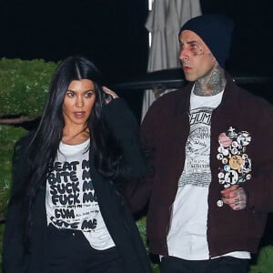 Kourtney Kardashian et son compagnon Travis Barker quittent le restaurant Nobu après un dîner romantique en amoureux. Malibu, le 19 mars 2021.