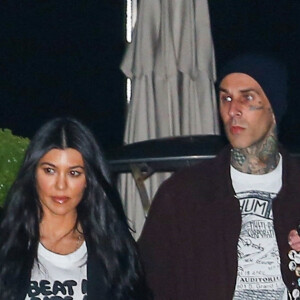 Kourtney Kardashian et son compagnon Travis Barker quittent le restaurant Nobu après un dîner romantique en amoureux. Malibu, le 19 mars 2021.