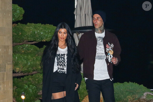 Kourtney Kardashian et son compagnon Travis Barker quittent le restaurant Nobu après un dîner romantique en amoureux. Malibu, le 19 mars 2021.