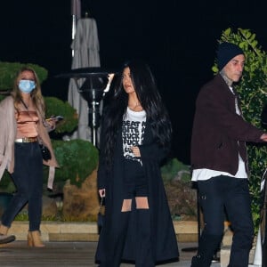 Kourtney Kardashian et son compagnon Travis Barker quittent le restaurant Nobu après un dîner romantique en amoureux. Malibu, le 19 mars 2021.