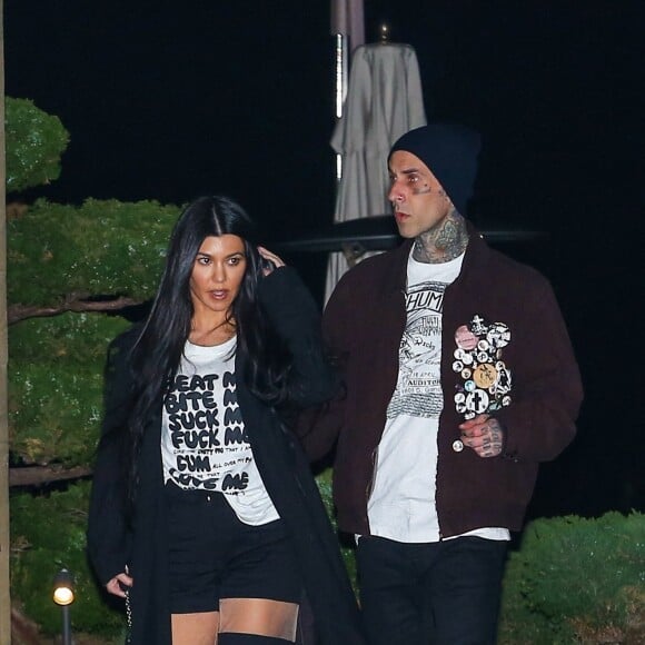 Kourtney Kardashian et son compagnon Travis Barker quittent le restaurant Nobu après un dîner romantique en amoureux. Malibu, le 19 mars 2021.