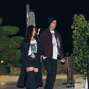 Kourtney Kardashian et son compagnon Travis Barker quittent le restaurant Nobu après un dîner romantique en amoureux. Malibu, le 19 mars 2021.