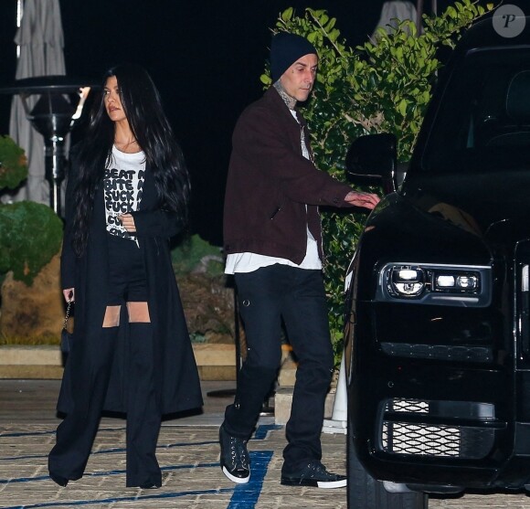 Kourtney Kardashian et son compagnon Travis Barker quittent le restaurant Nobu après un dîner romantique en amoureux. Malibu, le 19 mars 2021.