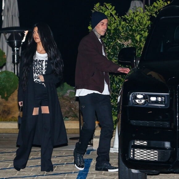 Kourtney Kardashian et son compagnon Travis Barker quittent le restaurant Nobu après un dîner romantique en amoureux. Malibu, le 19 mars 2021.