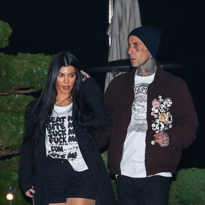 Kourtney Kardashian et son compagnon Travis Barker quittent le restaurant Nobu après un dîner romantique en amoureux. Malibu, le 19 mars 2021.