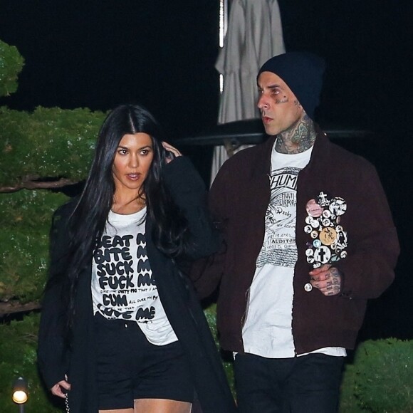 Kourtney Kardashian et son compagnon Travis Barker quittent le restaurant Nobu après un dîner romantique en amoureux. Malibu, le 19 mars 2021.
