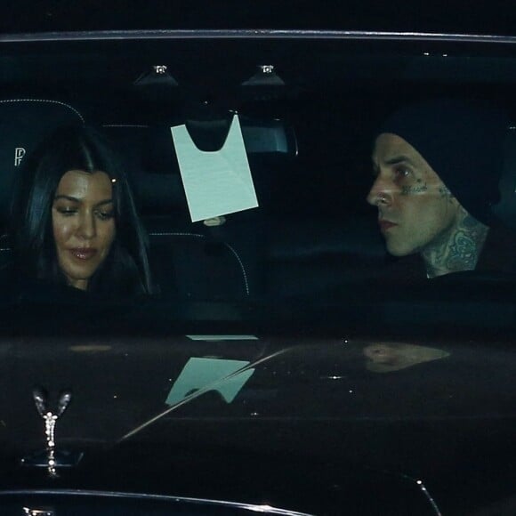 Kourtney Kardashian et son compagnon Travis Barker quittent le restaurant Nobu après un dîner romantique en amoureux. Malibu, le 19 mars 2021.