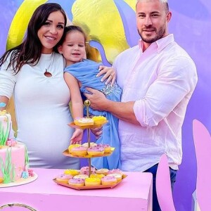 Julia Paredes enceinte aux côtés de Maxime et Luna, le 6 mars 2021