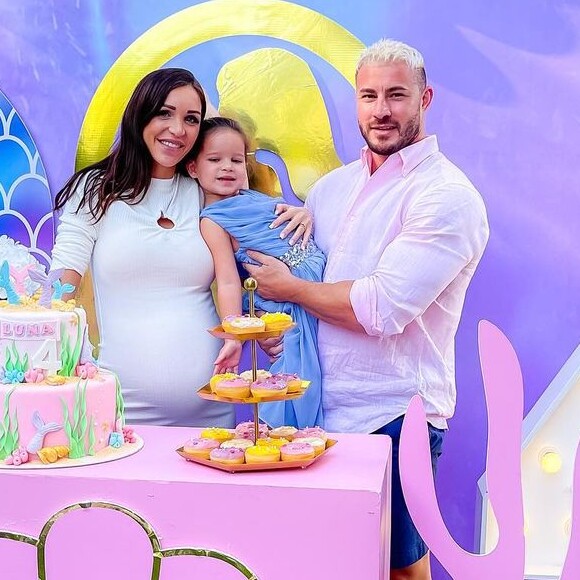 Julia Paredes enceinte aux côtés de Maxime et Luna, le 6 mars 2021