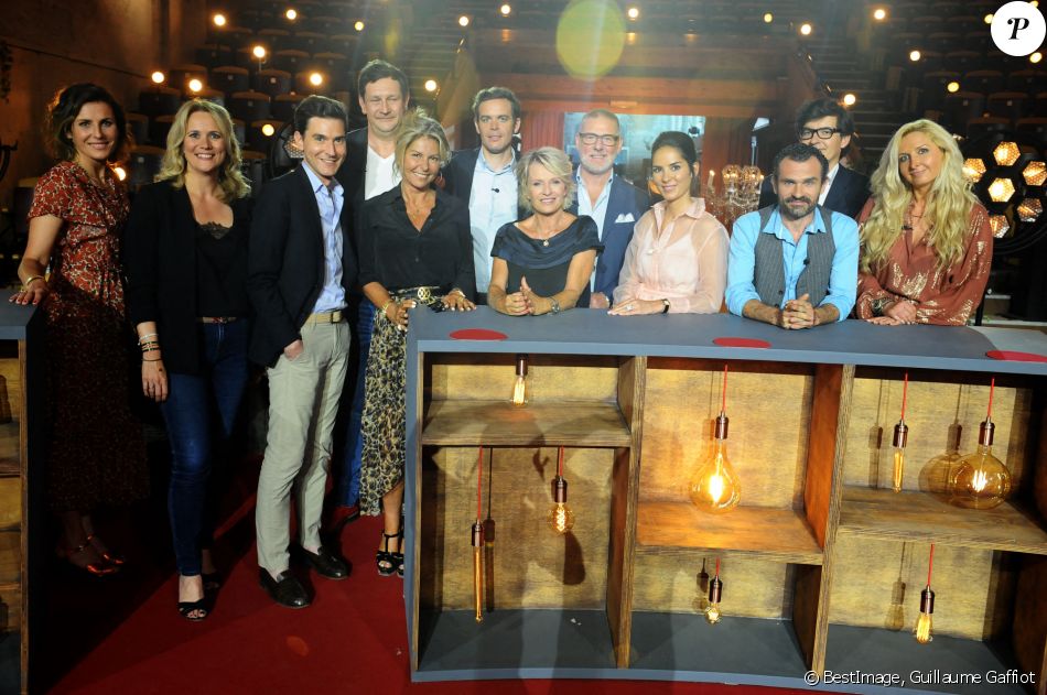 Exclusif - Sophie Davant entourée par Anne-Catherine Verwaerde, Stephane Vanhandenhoven, Caroline Margeridon, Damien Tison, Gerald Watelet, Diane Chatelet, François Cases Bardina, Pierre François Garcier et Alexandra Morel - Backstage de l'enregistrement de l'émission prime "Affaire conclue" dans les écuries du château de Chantilly, présentée par S.Davant et qui sera diffusée sur France 2 © Guillaume Gaffiot / Bestimage