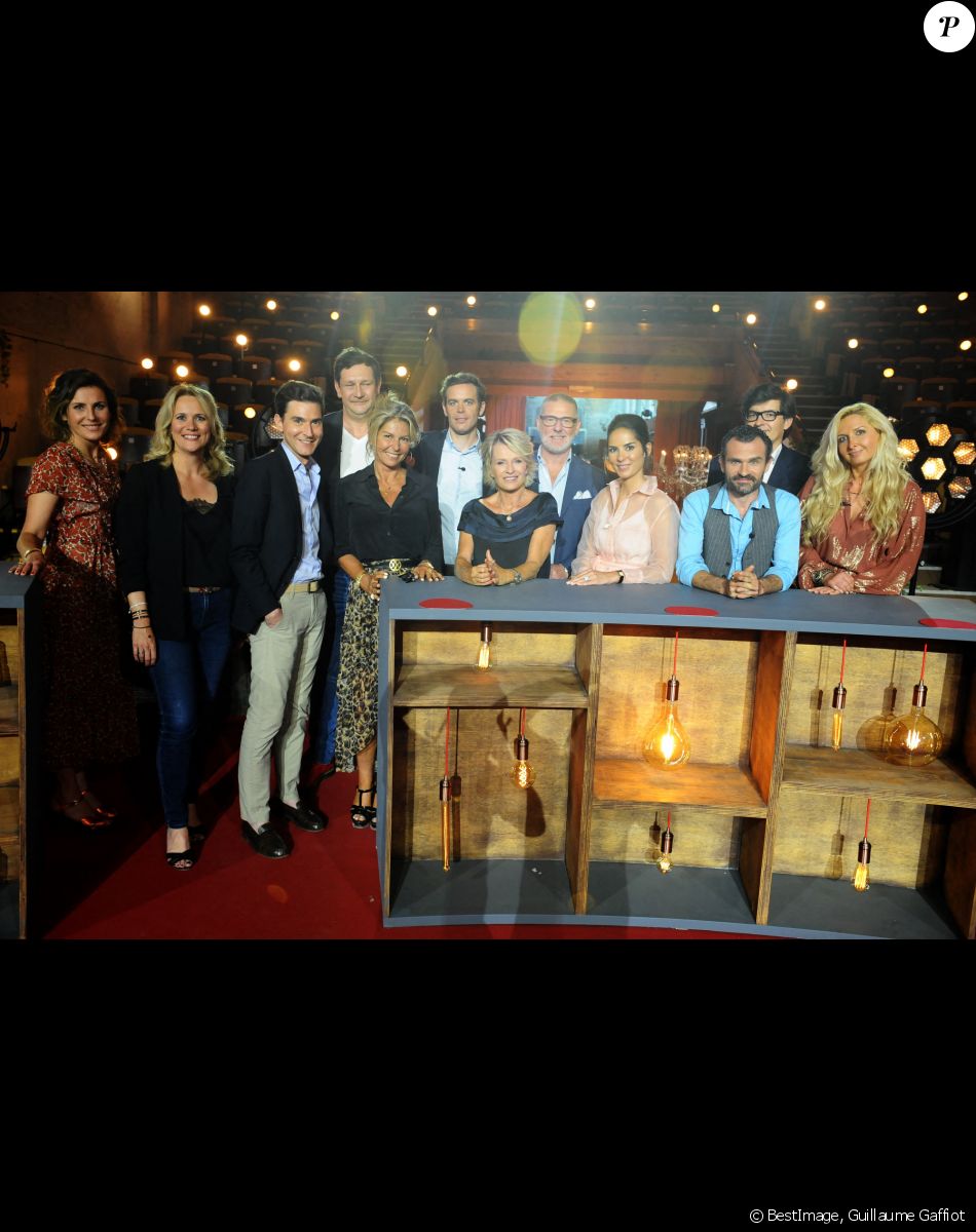 Exclusif - Sophie Davant entourée par Anne-Catherine Verwaerde, Stephane Vanhandenhoven, Caroline Margeridon, Damien Tison, Gerald Watelet, Diane Chatelet, François Cases Bardina, Pierre François Garcier et Alexandra Morel - Backstage de l'enregistrement de l'émission prime "Affaire conclue" dans les écuries du château de Chantilly, présentée par S.Davant et qui sera diffusée sur France 2 © Guillaume Gaffiot / Bestimage