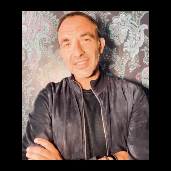 Nikos Aliagas soutient la vente de l'oeuvre "The Journey of Humanity", de Sacha Jafri.