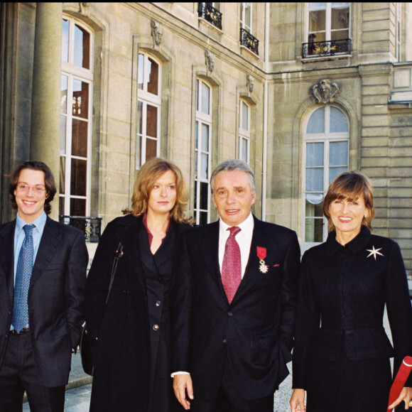 Archives - Michel Sardou reçoit la Légion d'honneur à l'Elysée en 2001 en présence notamment de sa fille Cynthia